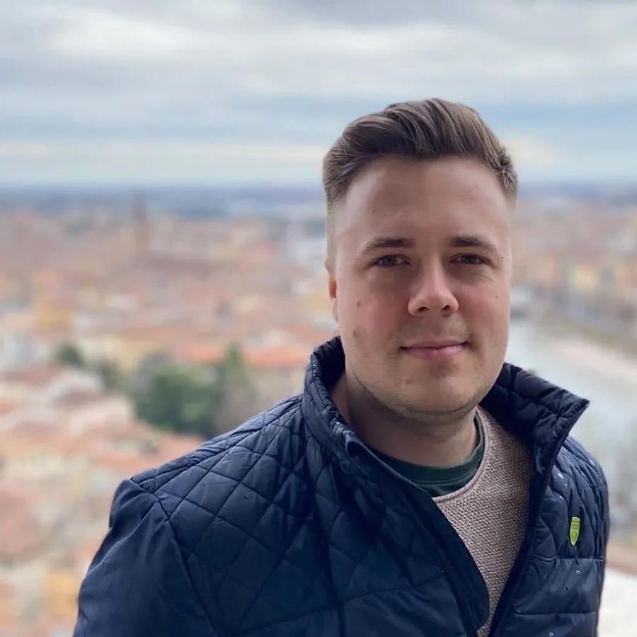 Dominik Lisowski, założyciel Wizytówka na Topie, na tarasie widokowym z panoramą miasta w tle